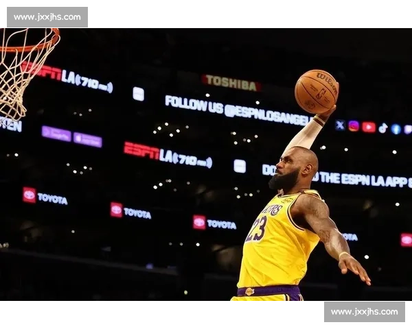 湖人对阵小牛比赛录像解析詹姆斯领衔攻防精彩瞬间回顾与战术亮点拆解